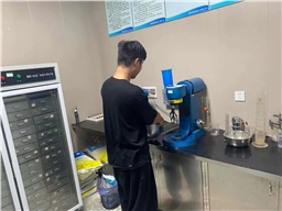 夏季聚羧酸減水劑易發(fā)霉變質(zhì)，可以如何解決？